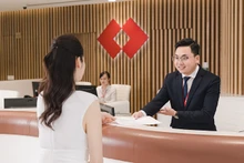 Khách hàng giao dịch tại chi nhánh Techcombank.