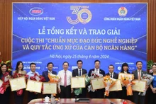 Phó Thống đốc Đào Minh Tú trao các giải thưởng chung cuộc cho các cá nhân đạt thành tích xuất sắc nhất và các tập thể tham gia tích cực nhất. 