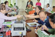 Chi nhánh Ngân hàng Chính sách tỉnh Yên Bái khẩn trương cho vay bổ sung nguồn vốn để người nghèo và các đối tượng chính sách khác khôi phục sản xuất kinh doanh sau mưa lũ.