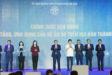 Thủ tướng Phạm Minh Chính cùng các đồng chí lãnh đạo bộ, ngành, thành phố Hà Nội thực hiện nghi thức kích hoạt vận hành một số nền tảng, ứng dụng của Đề án 06 trên địa bàn thành phố Hà Nội.