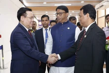 Lễ đón Chủ tịch Quốc hội Vương Đình Huệ tại Sân bay Quốc tế Hazart Shahjalal, thủ đô Dhaka. (Ảnh: TTXVN)