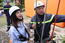 [Ảnh] Người dân hào hứng tham gia trải nghiệm thực hành các kỹ năng phòng cháy chữa cháy tại Hà Nội