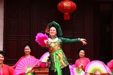 Tiết mục hát diễn xướng mở màn khai mạc sự kiện (Ảnh: Uyển Nhi)