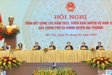 Các đồng chí lãnh đạo chủ trì Hội nghị tổng kết công tác năm 2023, triển khai nhiệm vụ năm 2024 của Chính phủ và chính quyền địa phương. 