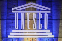 Biểu tượng của Tổ chức Giáo dục, Khoa học và Văn hóa Liên Hợp Quốc (UNESCO) tại trụ sở ở Paris, Pháp. Ảnh: AFP/TTXVN