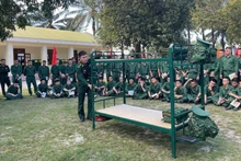 Cán bộ hướng dẫn sắp xếp nội vụ cho chiến sĩ mới.