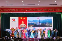 Chương trình văn nghệ chào mừng buổi gặp mặt.