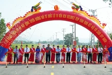 Các đại biểu cắt băng khánh thành tuyến đường.