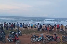 Hiện lực lượng chức năng và người dân địa phương vẫn đang tích cực tìm kiếm em Tiến.