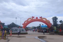 Đông đảo người dân tập trung về ngày hội nông sản lần 2 tại huyện Hoài Ân.