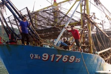 Tàu cá QNa 91769 TS cập cảng Đề Gi.