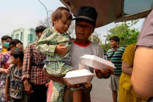 Người dân xếp hàng nhận thực phẩm viện trợ ở Mandalay, Myanmar. (Ảnh TÂN HOA XÃ)