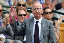 Ông Bobby Charlton theo dõi trận đấu quần vợt tại Giải Wimbledon ở London, Anh, ngày 7/7/2018. (Ảnh: AFP/TTXVN)