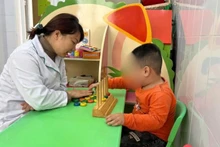 Trong y học cổ truyền, rối loạn phổ tự kỷ (ASD) được mô tả trong phạm vi chứng “ngũ trì” (5 chứng chậm ở trẻ em), trong đó nổi bật nhất là chứng chậm nói.