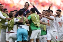 Hai bàn thắng ở phút bù giờ cuối cùng giúp Iran giành trọn vẹn ba điểm. (Ảnh: FIFA)