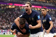 Adrien Rabiot ăn mừng cùng Giroud trong trận thắng Anh 2-1. (Ảnh: Reuters)