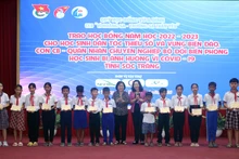 Trao học bổng cho các học sinh dân tộc thiểu số ở Sóc Trăng.