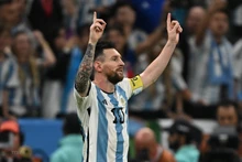 Tiền đạo Messi ăn mừng bàn thắng nâng tỷ số lên 2-0 trong trận Tứ kết gặp Hà Lan. (Ảnh: AFP/TTXVN)