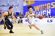 Khoa Trần (áo trắng) dù vào sân ở ghế dự bị nhưng cũng có được những pha ném ba chất lượng. (Ảnh: VBA)