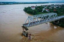 [Video] Toàn cảnh cầu Phong Châu bị sập từ trên cao