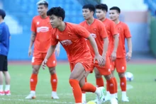 Hậu vệ trẻ Phạm Lý Đức lần đầu lên tuyển tập luyện. (Ảnh: VFF)