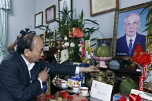 Chủ tịch nước Nguyễn Xuân Phúc dâng hương tưởng nhớ Chủ tịch Hội đồng Nhà nước Võ Chí Công. (Ảnh: Thống Nhất/TTXVN)