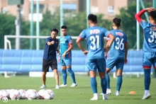 Nhà cầm quân Hoàng Anh Tuấn và các học trò sẽ có 2 ngày tập luyện tại Hà Nội trước khi di chuyển sang Qatar tập huấn và thi đấu giao hữu trước thềm Vòng chung kết U23 châu Á 2024. (Ảnh: VFF)