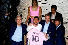Messi nhận chiếc áo thi đấu số 10 từ Jorge Mas, Jose Mas và cựu cầu thủ David Beckham - 3 chủ sở hữu của CLB Inter Miami. (Ảnh: Reuters)