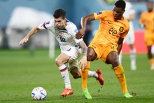 Pulisic tranh chấp bóng cùng Dumfries. (Ảnh: Reuters) 