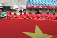 Các thành viên U16 Việt Nam hát quốc ca trước giờ bóng lăn. (Ảnh: VFF)