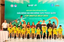 Ban Tổ chức chụp ảnh lưu niệm cùng các cầu thủ nhí U11. (Ảnh: HUY HOÀNG)