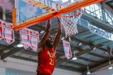 Alonzo stafford úp rổ thành công. 