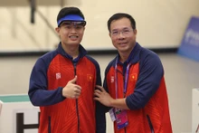 Xạ thủ Phạm Quang Huy và huấn luyện viên Hoàng Xuân Vinh. (Ảnh: Huy Đăng)