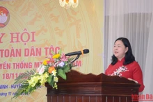 Đồng chí Bùi Thị Minh Hoài, Bí thư Trung ương Đảng, Trưởng Ban Dân vận Trung ương phát biểu tại Ngày hội Đại đoàn kết toàn dân tộc tại thôn An Thuận.