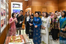 Phu nhân Chủ tịch Quốc hội Nguyễn Thị Thanh Nga và Nhóm Phụ nữ cộng đồng ASEAN tham quan Phòng Truyền thống Quốc hội Việt Nam. (Ảnh: DUY LINH)