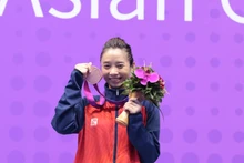 Dương Thúy Vi cùng Huy chương Đồng ASIAD 19. (Ảnh: Đoàn Thể thao Việt Nam)