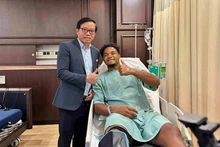 Giáo sư, Tiến sĩ, bác sĩ Trần Trung Dũng chụp ảnh cùng Nguyễn Xuân Son sau ca phẫu thuật chấn thương. (Ảnh: MINH PHONG)