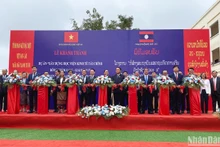 Các đại biểu thực hiện nghi thức khánh thành, đưa vào sử dụng Học viện Kinh tế-Tài chính Dongkhamxang. (Ảnh: HẢI TIẾN)