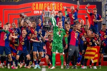 Các cầu thủ Barcelona nâng cao Cúp Nhà vua. (Ảnh: Barca FC)