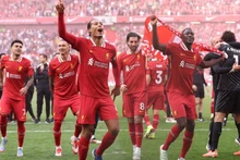 Đội trưởng Virgil van Dijk ăn mừng cùng các đồng đội sau khi trọng tài thổi còi kết thúc trận đấu. (Ảnh: Liverpool FC)