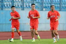 Tiến Linh cùng Quang Hải và Thanh Bình tập luyện hồi phục, tách riêng với các đồng đội. (Ảnh: VFF)