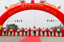 Lãnh đạo tỉnh Yên Bái cắt băng khánh thành công trình. (Ảnh: THANH SƠN)