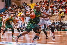 DeAngelo Hamilton thể hiện sức mạnh thể hình. (Ảnh: VBA)