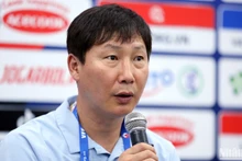 Huấn luyện viên Kim Sang Sik chia sẻ tại buổi họp báo sau trận đấu, tối 19/3. (Ảnh: SƠN TÙNG)