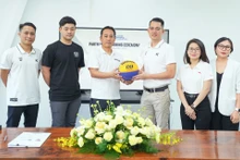 Đại diện XSM (cầm banh trái) và VBA ( cầm banh phải) tại Lễ ký kết VBA và XSM.