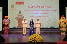 Bí thư Tỉnh ủy Vĩnh Phúc Hoàng Thị Thúy Lan trao Huân chương Chiến công cho các đồng chí lãnh đạo Công an tỉnh Vĩnh Phúc.