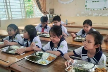 Giờ ăn bán trú của học sinh Trường tiểu học Phan Đình Phùng, quận 3, Thành phố Hồ Chí Minh.