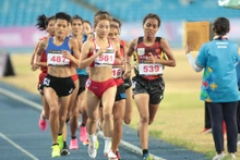 Vận động viên Nguyễn Thị Oanh (số 561) giành Huy chương Vàng môn điền kinh nội dung 5.000m nữ. (Ảnh: TAM NINH)