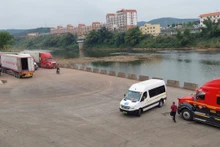 Hàng hóa xuất nhập khẩu qua lối mở cầu phao Km3+4 Hải Yên, Móng Cái, Quảng Ninh.