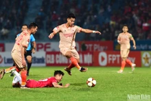 Văn Thanh vượt qua sự đeo bám của cầu thủ đội Hải Phòng. (Ảnh: TRẦN HẢI)